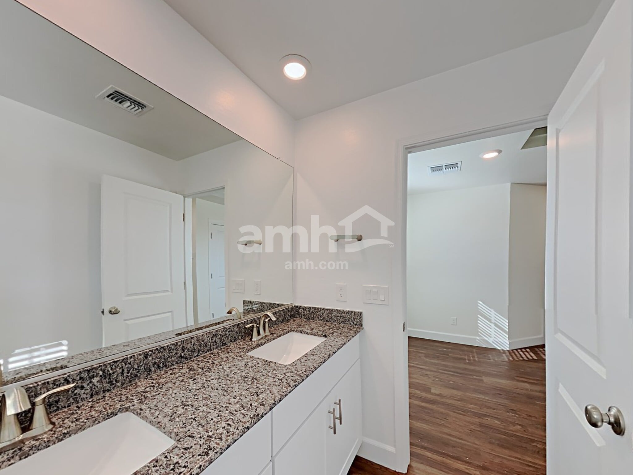 Building Photo - 638 W Harbor Dr