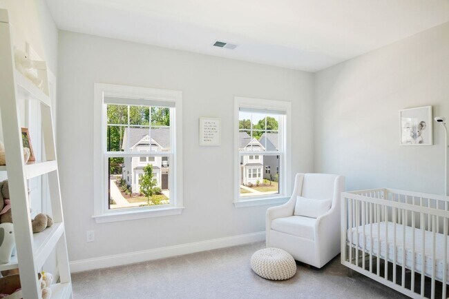 Building Photo - Chapel Hill 5 Bedroom/ 3 bath Home Gourmet Kitchen Fireplace and Fenced yard!