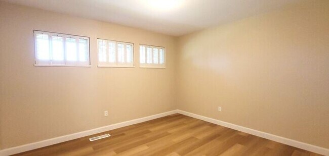 Building Photo - Beautiful 2 Bedroom / 2 Bath Bungalow Next to Hidden Valley Golf Club with Large Private Patio, N...