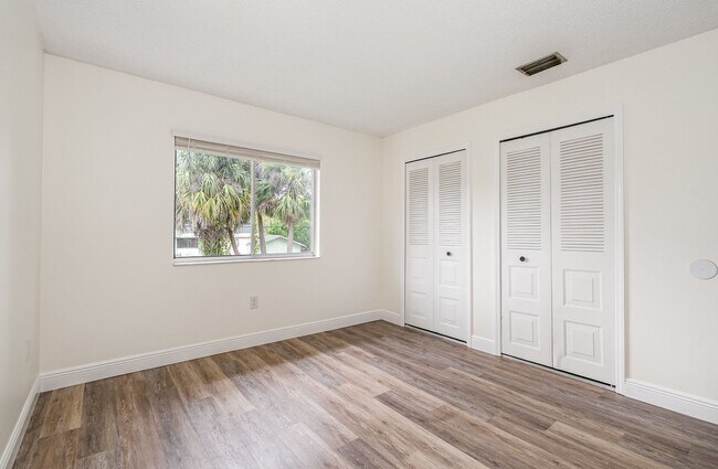 Building Photo - 2290-2296 Fox Hollow Dr.