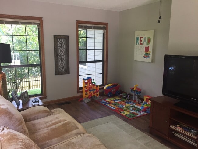 Building Photo - Spacious 3BR 2BA One-level West Knox