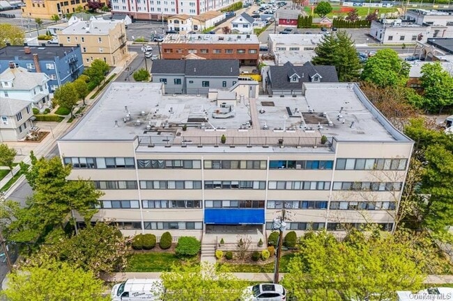 Building Photo - 142 Main St