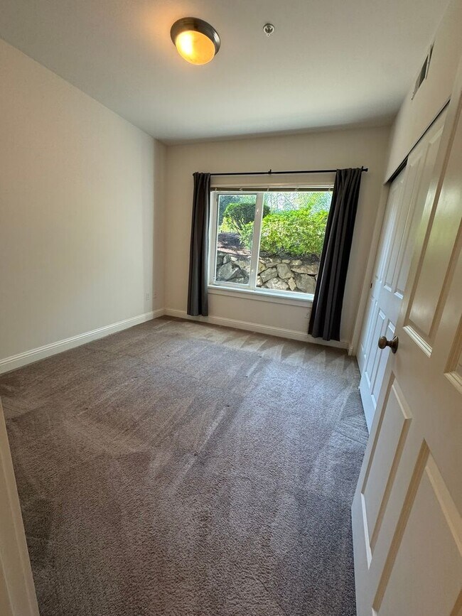Building Photo - 2bd/1.75ba Issaquah Condo