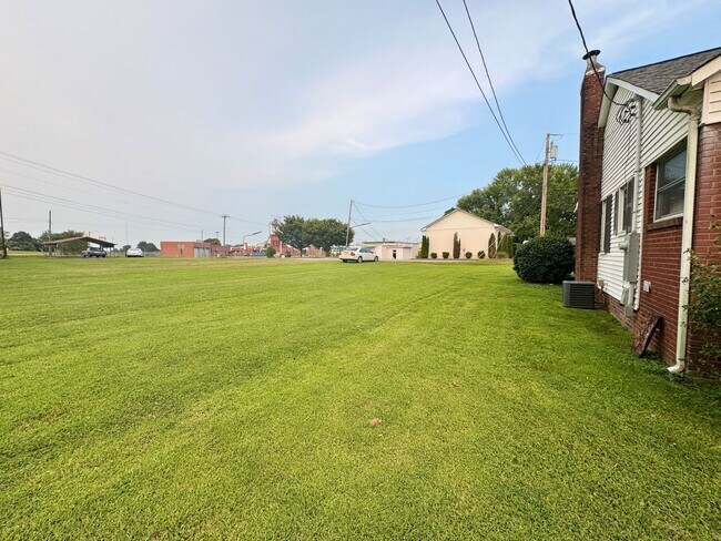 Building Photo - Statesville West - 2BR/1BA