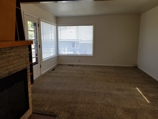 Building Photo - CHRISTMAS SPECIAL - 1/2 OFF DECEMBER RENT