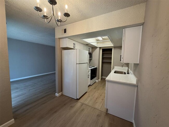 Building Photo - 2600 Penny Ln
