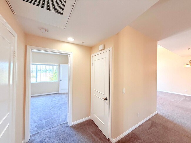 Building Photo - Gorgeous Spacious 2 Bedroom - 2 bath top f...