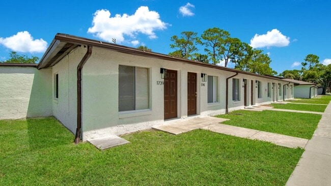Building Photo - Parkside Villas – Renovated Villa-Style Living | No Upstairs or Downstairs Neighbors