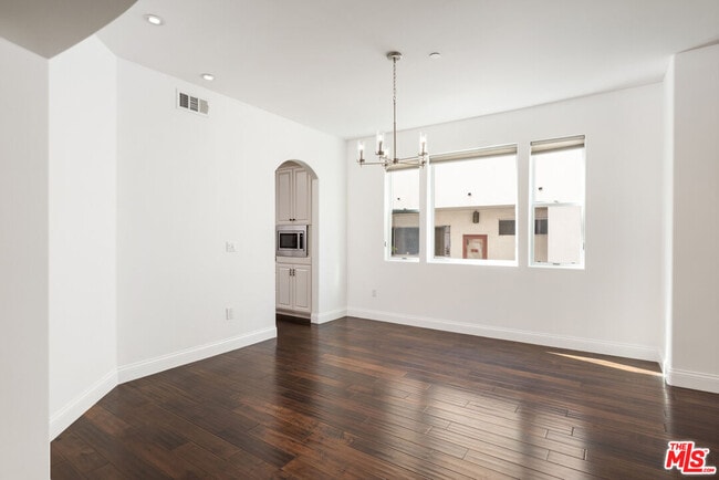 Building Photo - 320 S Swall Dr