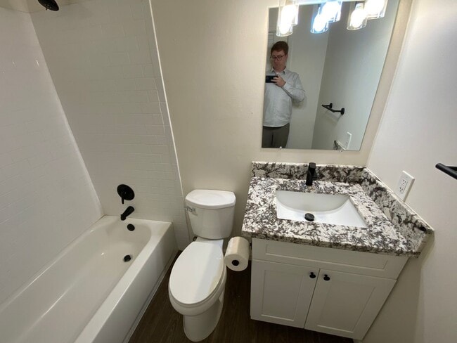 Building Photo - Remodeled 2 bedroom 1 bath townhouse