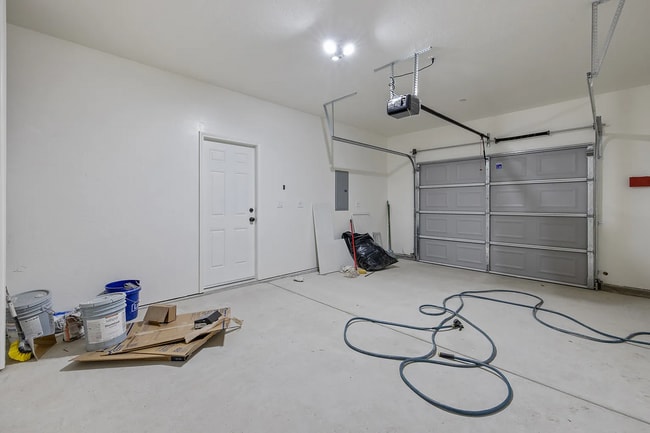 Building Photo - 601 E 10th St