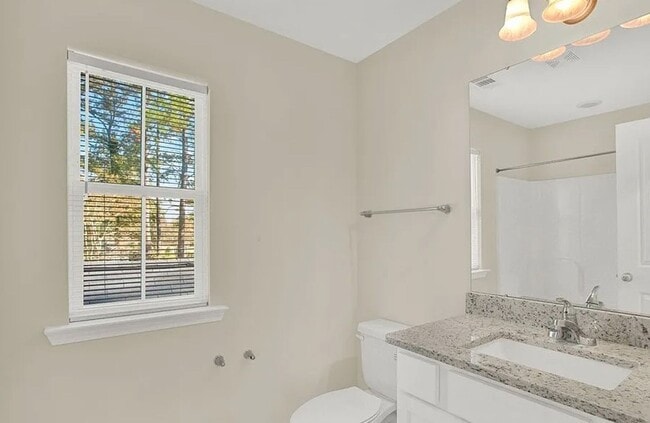 Building Photo - Renovated 2 story home located in the heart of Richmond Hill