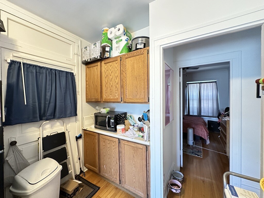 Building Photo - 1911 W Larchmont Ave