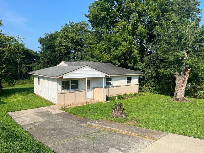 Building Photo - Three Bedroom Home Within Walking Distance to Alabama A&M