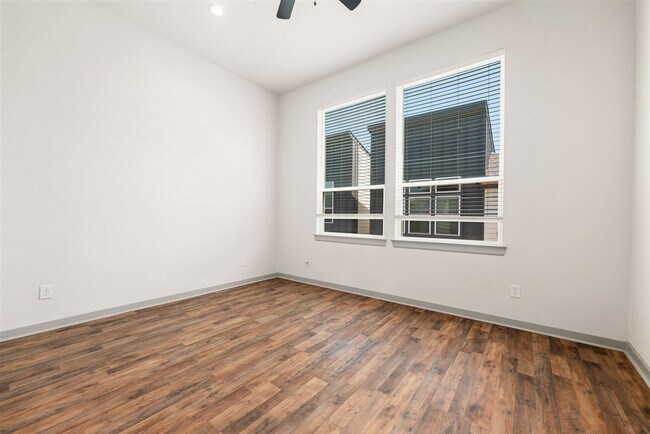 Building Photo - 725 Emile St