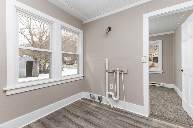 Building Photo - 910 W Locust St