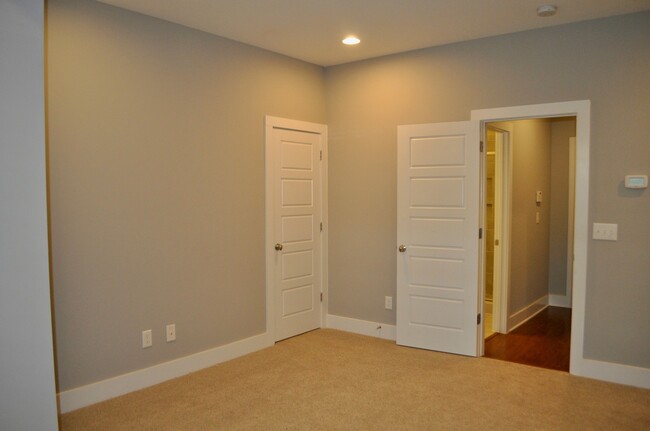 Building Photo - 4 Bedroom | 3.5 Bath Townhouse in Raleigh