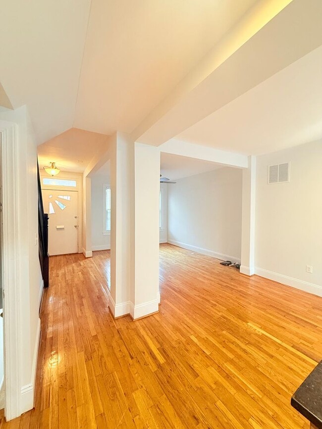 Building Photo - Eckington 3 Bedroom/ 2 Bath TH convenient to Metro  & Howard U
