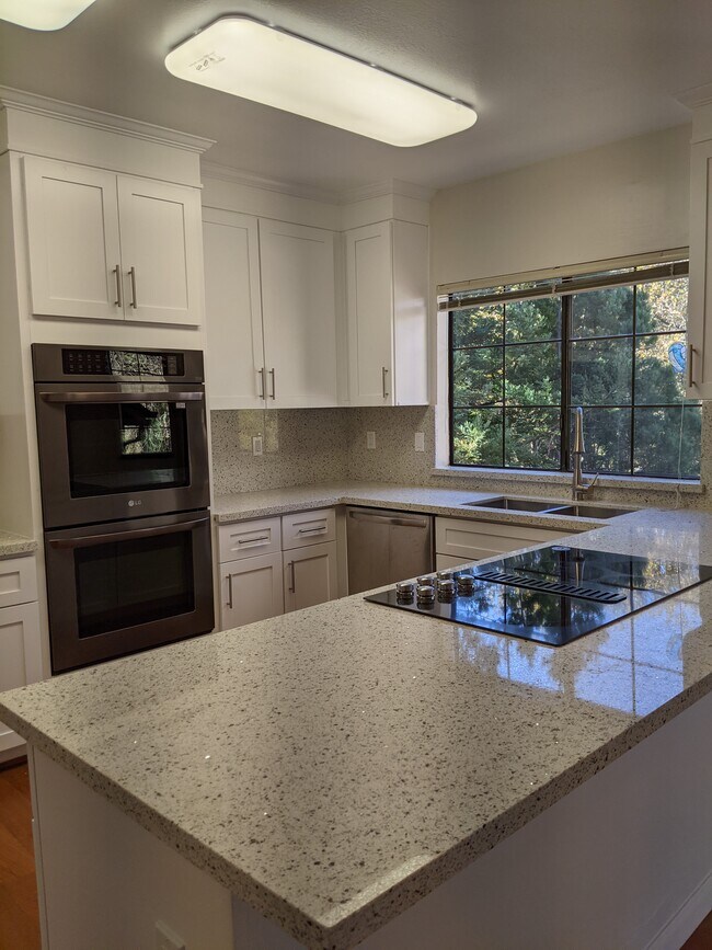 Building Photo - 28050 Horseshoe Ct
