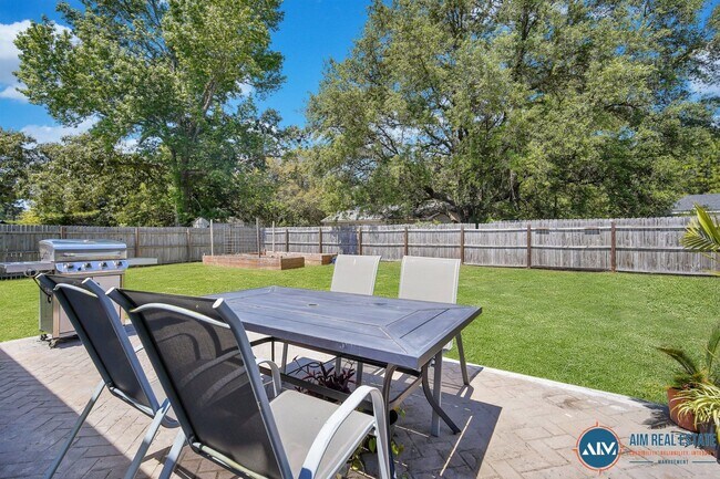 Building Photo - Charming 3-Bed, 2-Bath Home in Historic Beaufort, SC. Call for Details!