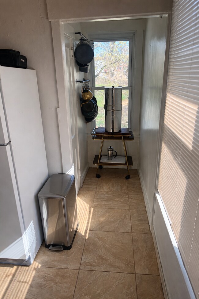 Building Photo - Fantastic and Bright Second Floor Duplex!