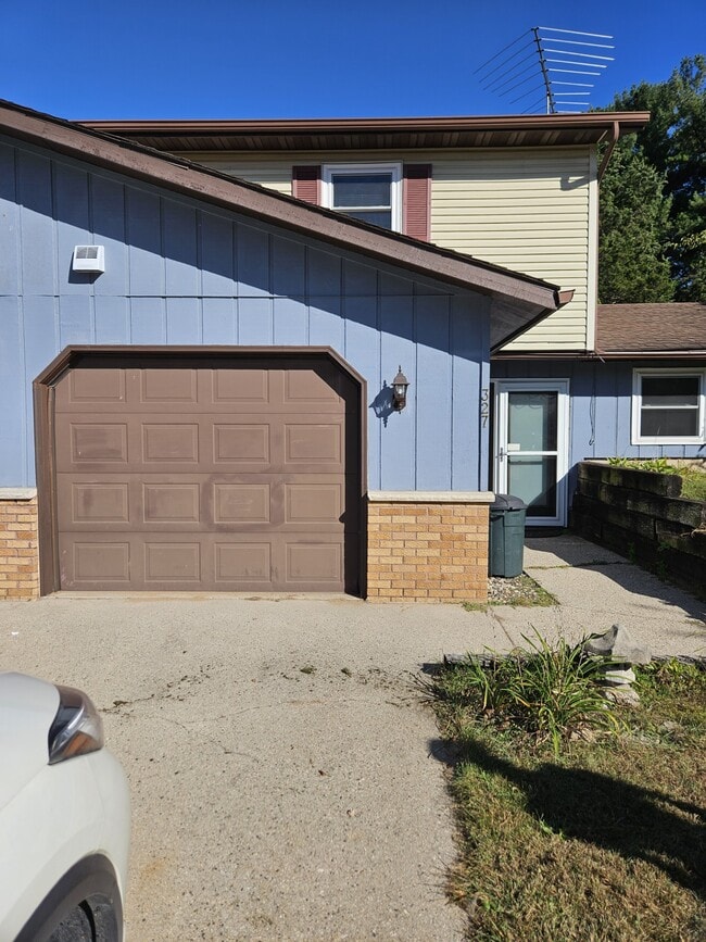 Building Photo - Colonial Heights