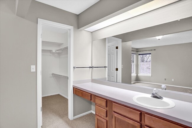 Building Photo - Indian Creek 2 Bedroom, 2 Bathroom Townhom...