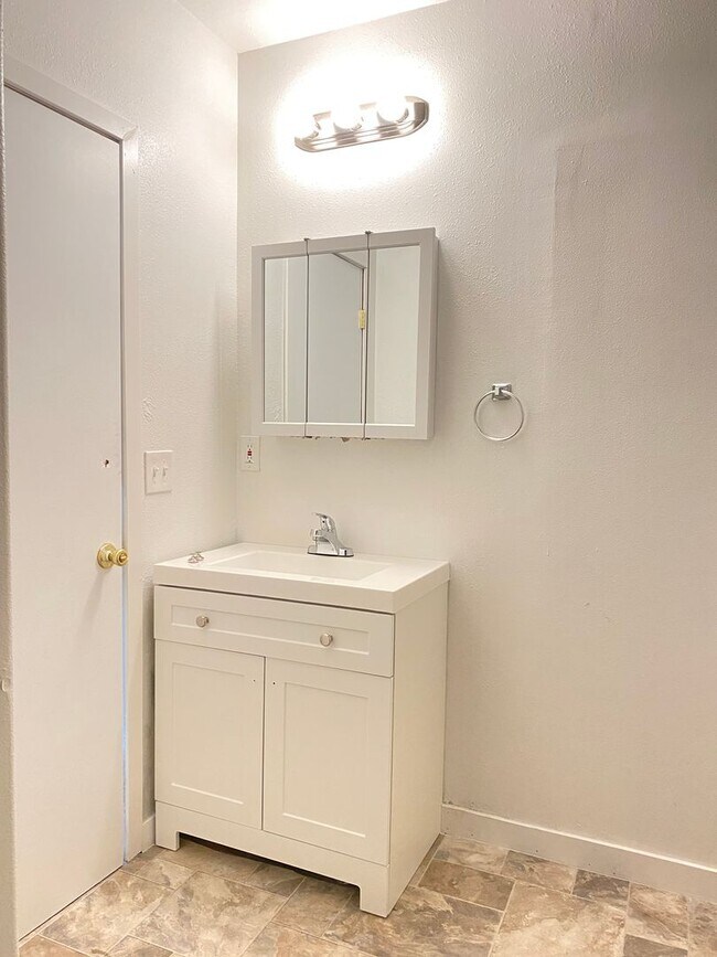 Building Photo - Newly Remodeled 2 Bedroom, 1 Bathroom Unit...