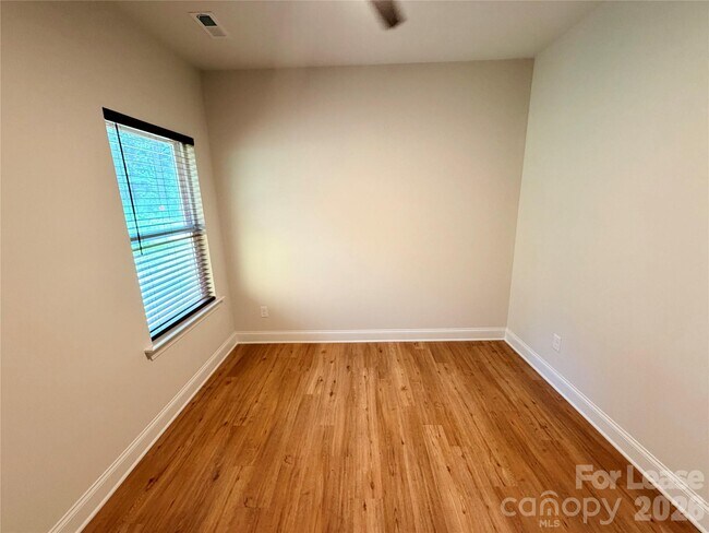Building Photo - 525 N Linwood Ave