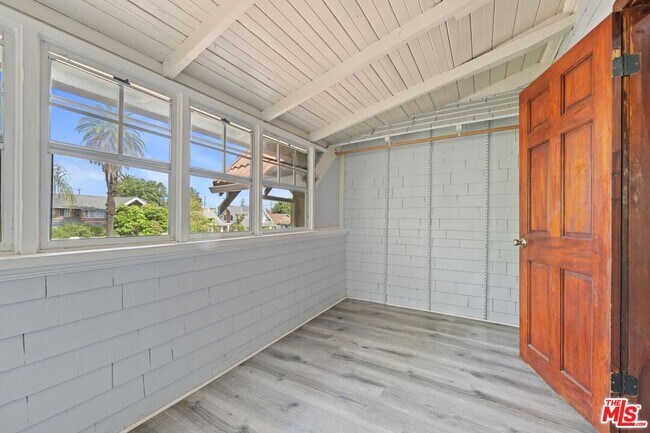 Building Photo - 1750 W 49th St