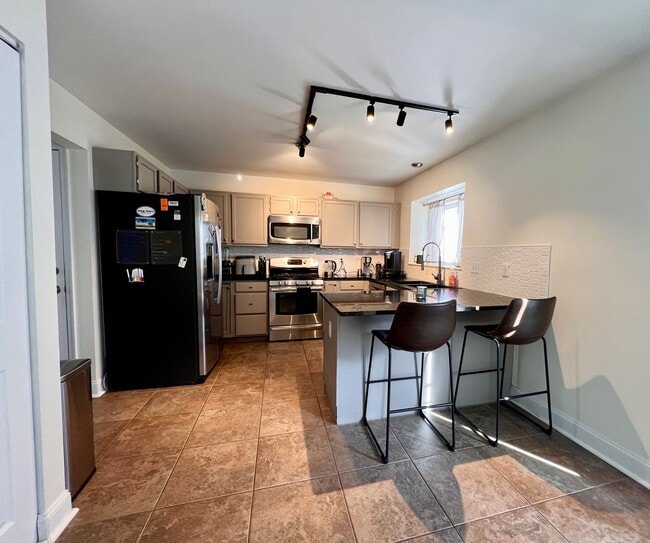 Building Photo - 3 bed 2.5 bath Located in the Heart of The Hill