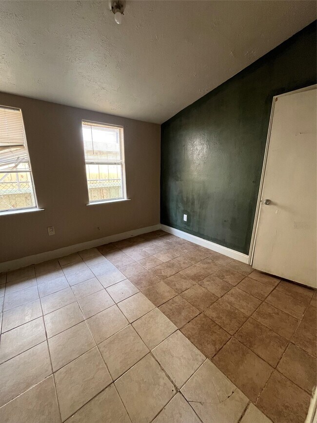 Building Photo - 7933 Brays St