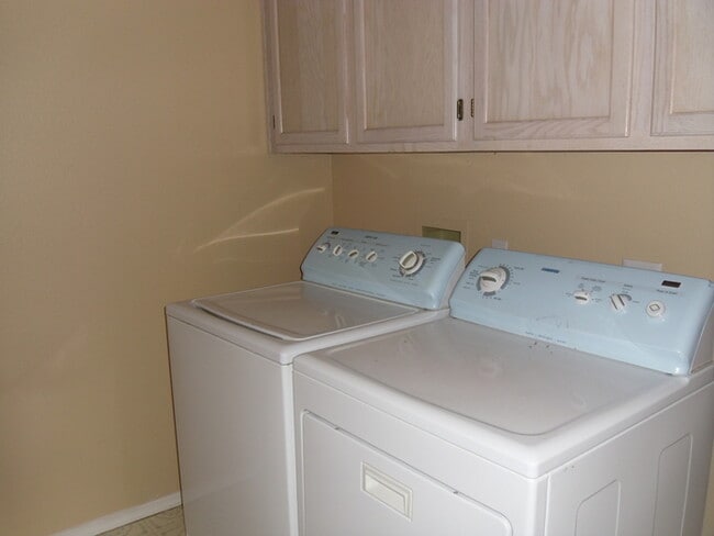 Building Photo - 3 bed 2 bath single level house in core Ch...