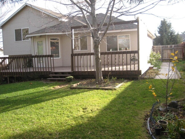 Building Photo - 124 Piper Ct