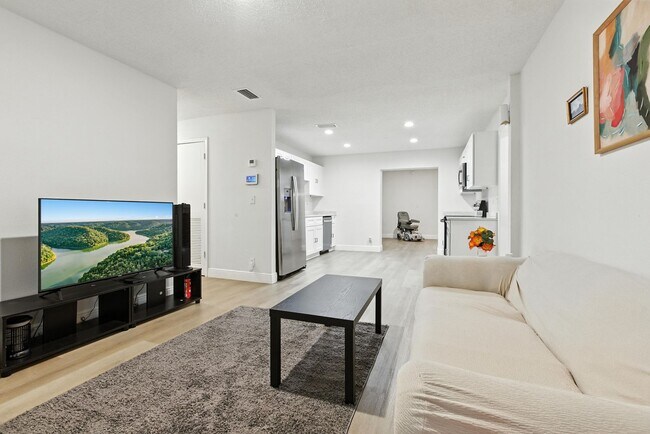 Building Photo - Spacious 4-Bedroom Home in Wildwood – Rece...