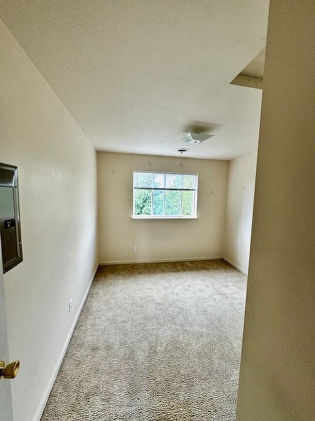 Building Photo - 3 Bedroom, 2 Bathroom 4-Plex