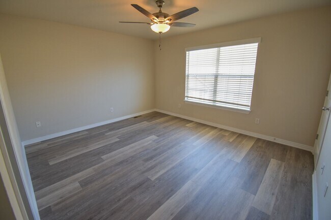 Building Photo - 2 bedroom 2.5 bath townhouse located close to schools and city park in Farmington!