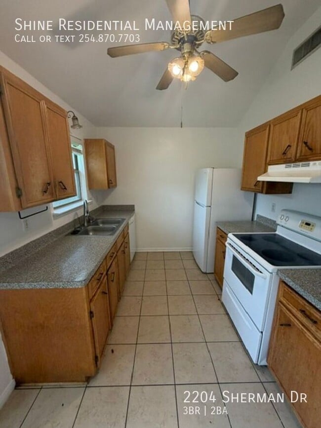 Building Photo - 2204 Sherman Dr