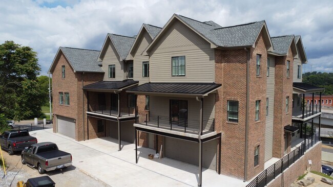 Building Photo - 1211 Hedge Ave