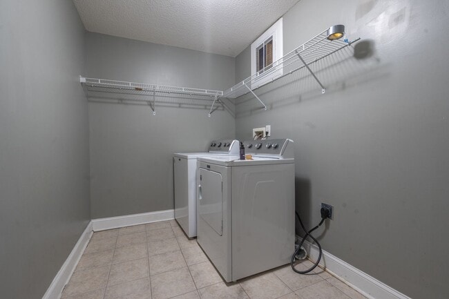 Building Photo - Rent-Ready 3BR/2.5BA Townhouse with 2-Car Garage Near Johnson City Hospital