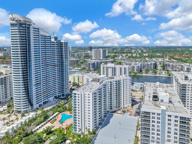 Building Photo - 3001 S Ocean Dr