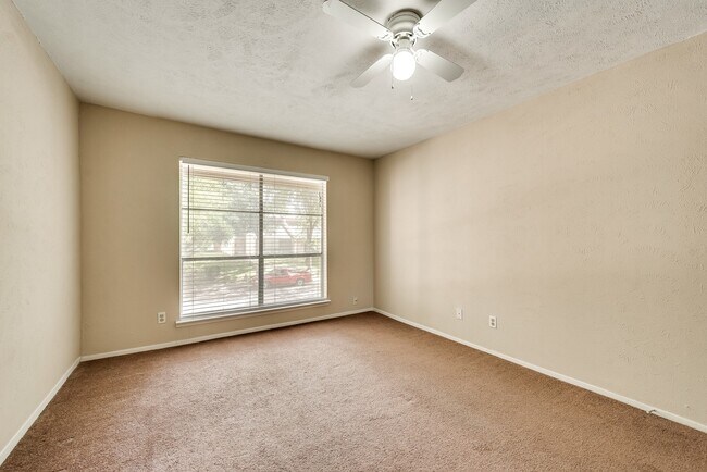 Building Photo - Adorable Townhome featuring 3 Bedrooms + Office In Prime Location