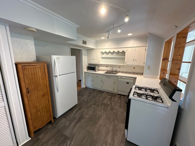 Building Photo - Worthington Colonial Hills with Attached Single Car Garage