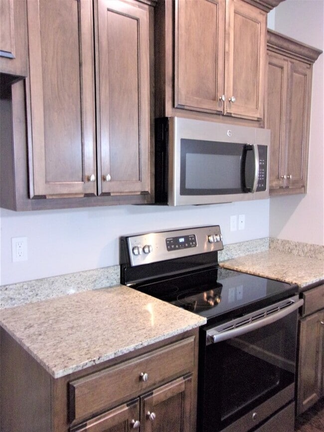 Building Photo - 2 BED 1 BATH 1 CAR GARAGE TOWNHOUSE-DEL CITY