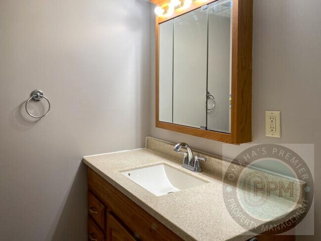 Building Photo - HUGE 2 Bed 1 Bath Cornhusker Creek