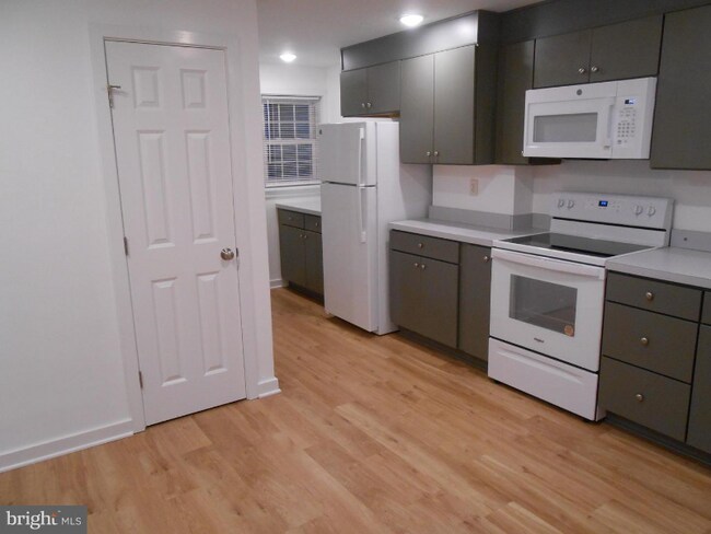 Building Photo - 169 Engle Ln