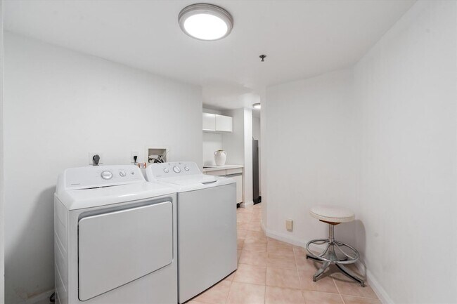 Building Photo - 100 Lakeshore Dr