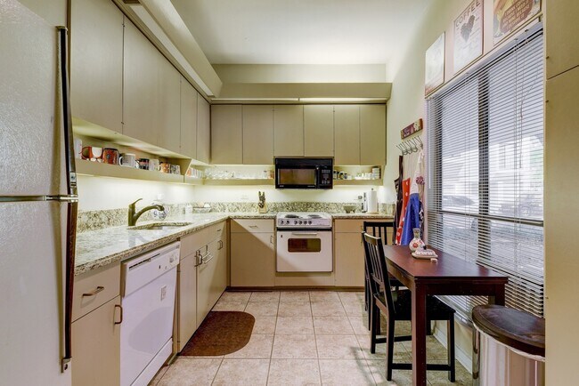 Building Photo - 2/2.5 Condo Right Near Hancock Center!