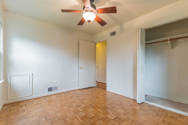 Building Photo - 9702 Bellevue Dr