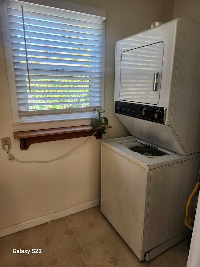Building Photo - Beautiful 2 bedroom/1 bathroom home with a...